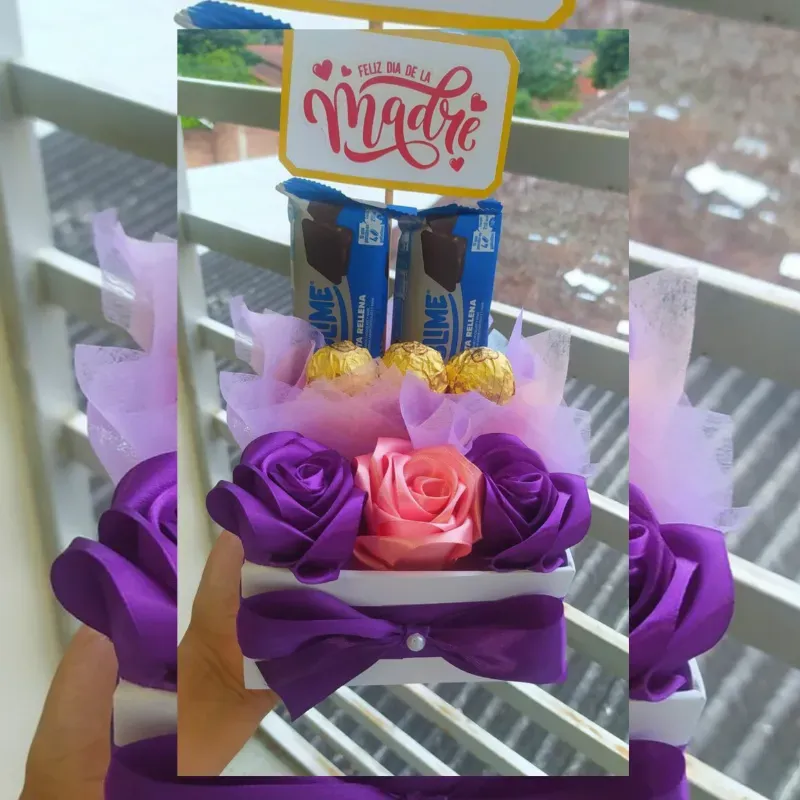 Caja cuadrada con dulces 