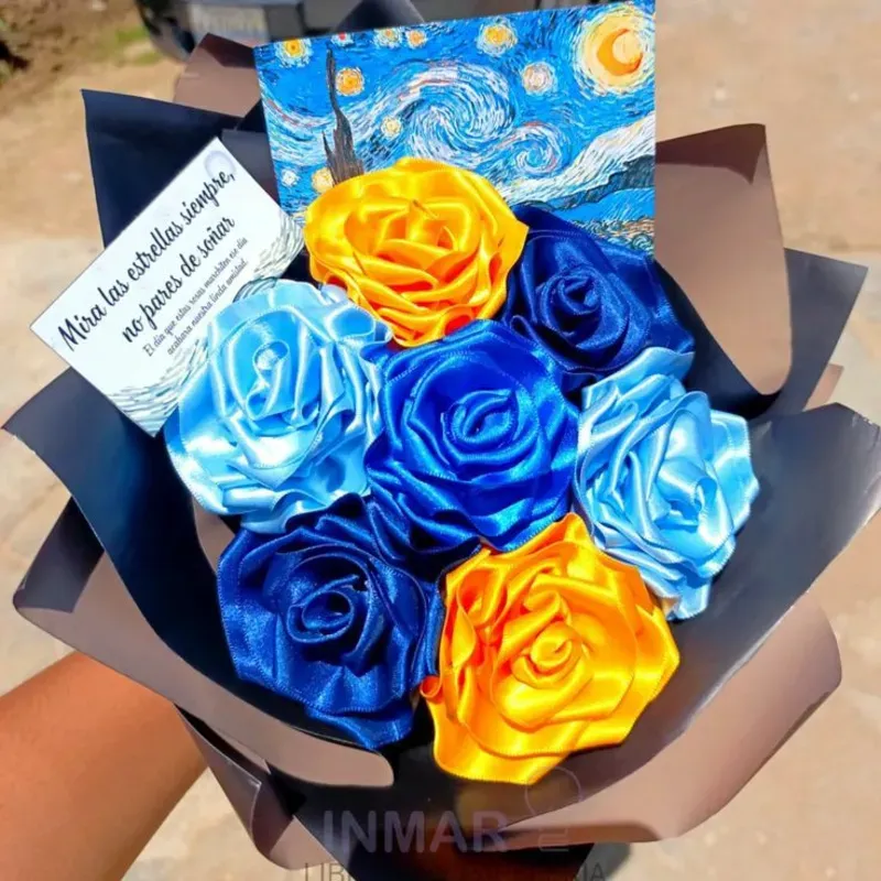 Ramo con temática de 6 rosas eternas 
