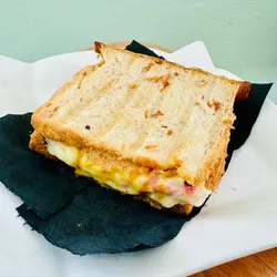 Sándwich de jamón y queso