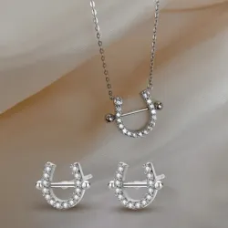 Aretes y pulsera a juego con diseño de herradura