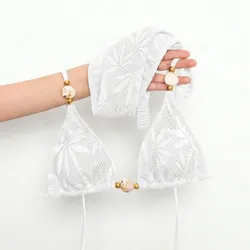 Bikini con bordado y borlas de adorno
