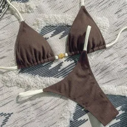 Bikini en contraste con adorno de concha L1135