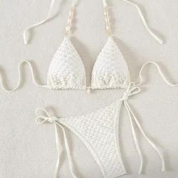 Bikini texturizado con adorno de cochas