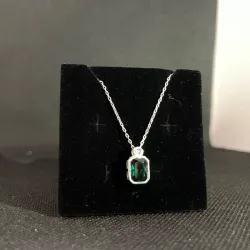 Cadena con colgante de piedra verde