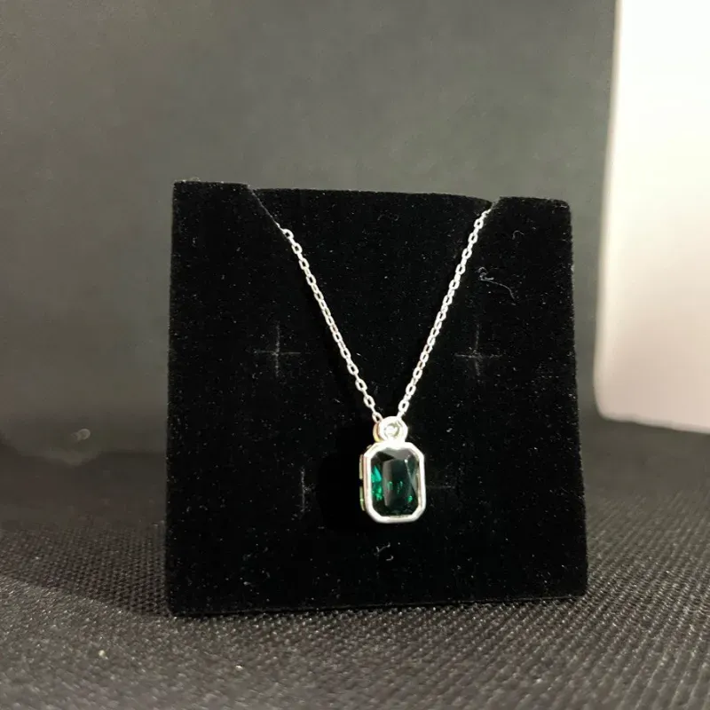 Cadena con colgante de piedra verde