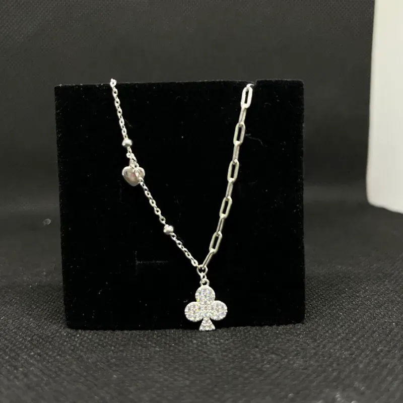 Cadena de doble eslabón con colgante de la suerte