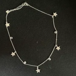 Choker con diseño de estrellas colgantes