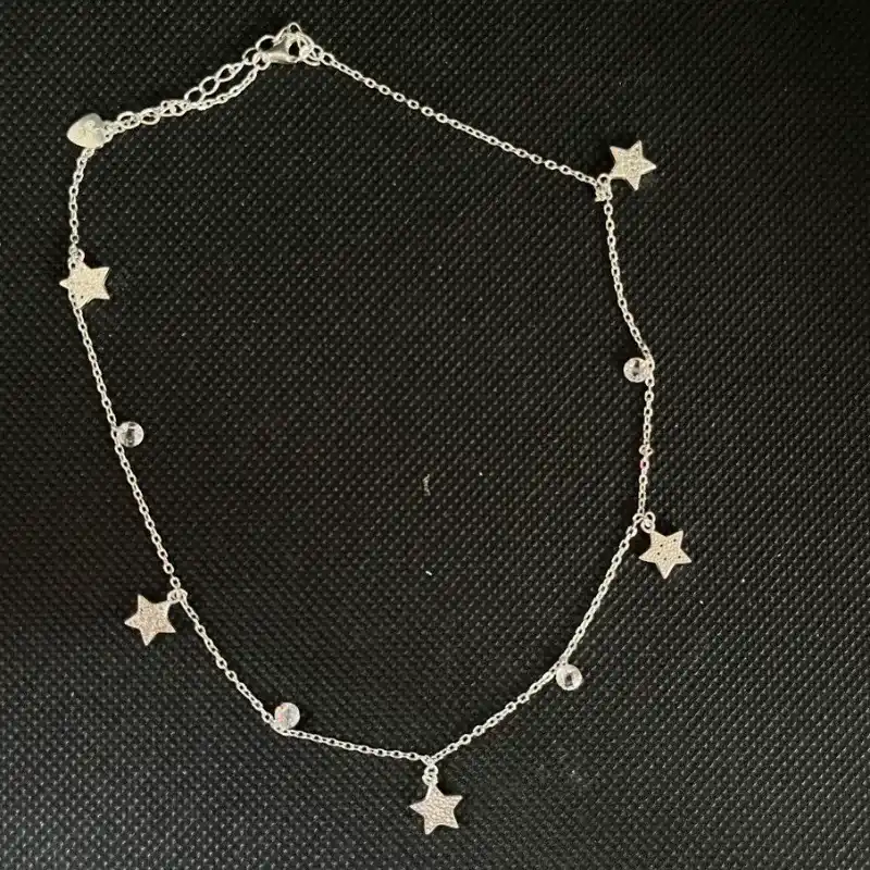 Choker con diseño de estrellas colgantes