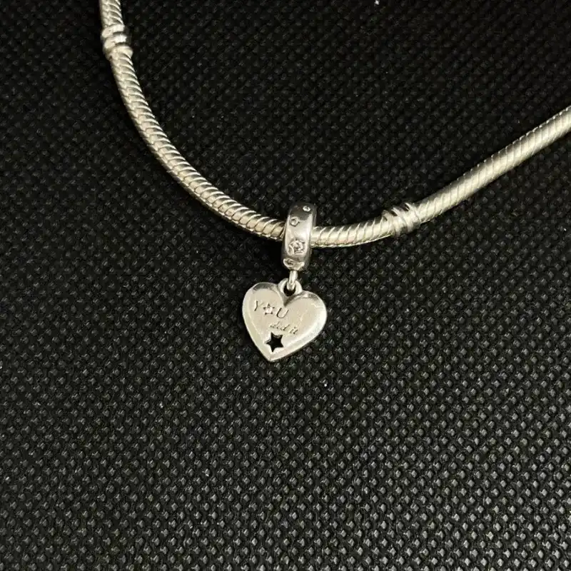 Colgante de plata de ley 925 con diseño de corazón y grabado