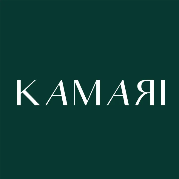 KAMARI es una marca de joyas de plata S925 que nace del deseo de hacer que cada detalle cuente. 
Aquí no solo encontrarás accesorios, encontrarás vínculos, símbolos y pequeños recordatorios de lo que realmente importa: conectar, compartir y brillar desde adentro. 

Cada joya está seleccionada para ser un regalo con intención, una forma de decir lo que a veces cuesta poner en palabras.  Porque creemos que lo mejor que puedes hacer con tu luz... es compartirla. 