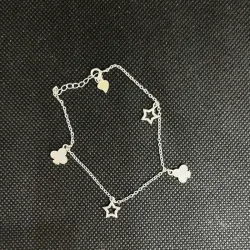 Manilla de la suerte con colgante de estrellas y trébol