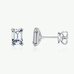 Pendientes de tuerca de plata de ley 925 con corte esmeralda simple circonita cubica. 