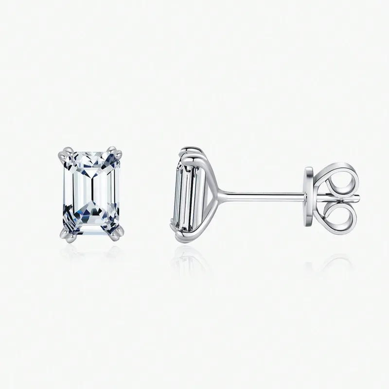 Pendientes de tuerca de plata de ley 925 con corte esmeralda simple circonita cubica. 