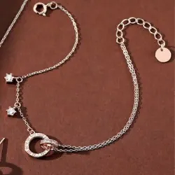 Pulsera de círculos cruzados con grabado de números romanos