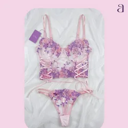 Set de lencería con bordado de flores