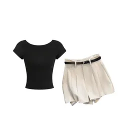 Top de espalda descubierta y shorts de pierna amplia