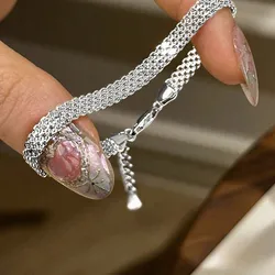 Un brazalete ancho de plata esterlina 925 con destellos