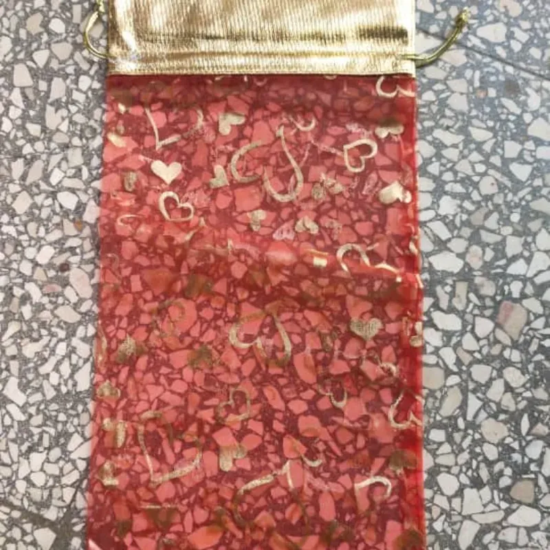 Bolsa roja de organza corazones dorados 