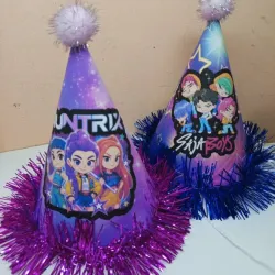 Gorro especial (guirnalda, edad en foami,nombre y pompón)