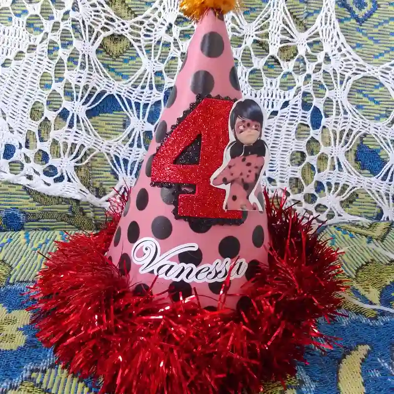 Gorro especial (guirnalda, edad en foami,nombre y pompón)