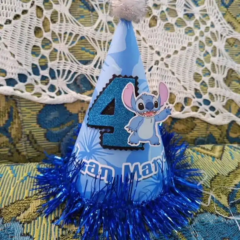 Gorro especial (guirnalda, edad en foami,nombre y pompón)