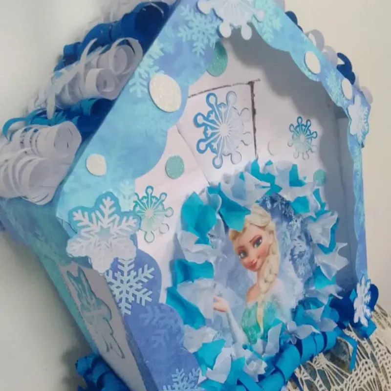 Piñata casita con papel creppe 