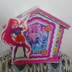 Piñata casita Guerreras K-pop (Mira)