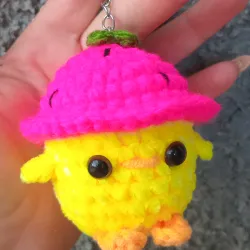 Pollito c/sombrero fresita