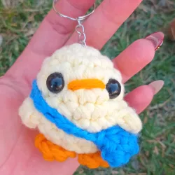 Pollito con bolsa azul