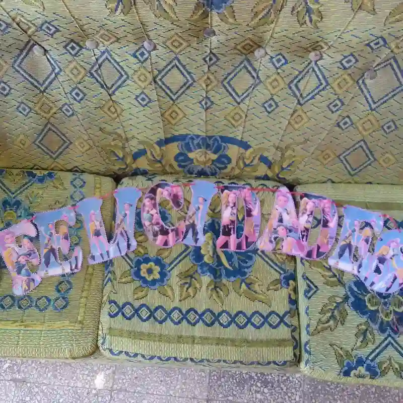 Cartel Felicidades guerreras K-pop