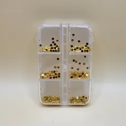 Medias perlas doradas
