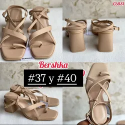 Tacones cuadrados beige BERSHKA 