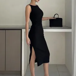 Vestido negro abertura en la pierna 