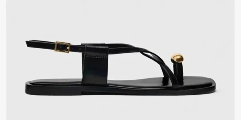 Sandalias Plana con broche dorado