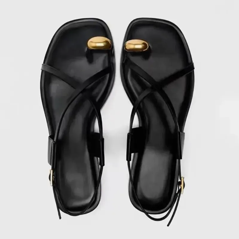 Sandalias Plana con broche dorado