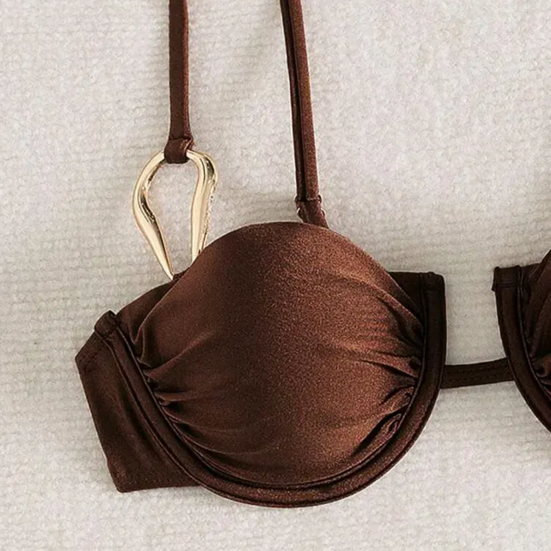Bikini- accesorios metálicos/ Café oscuro