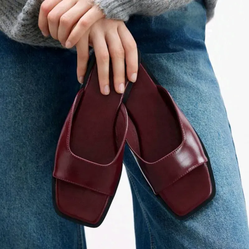 BIZCHIC sandalias planas/ Burdeos