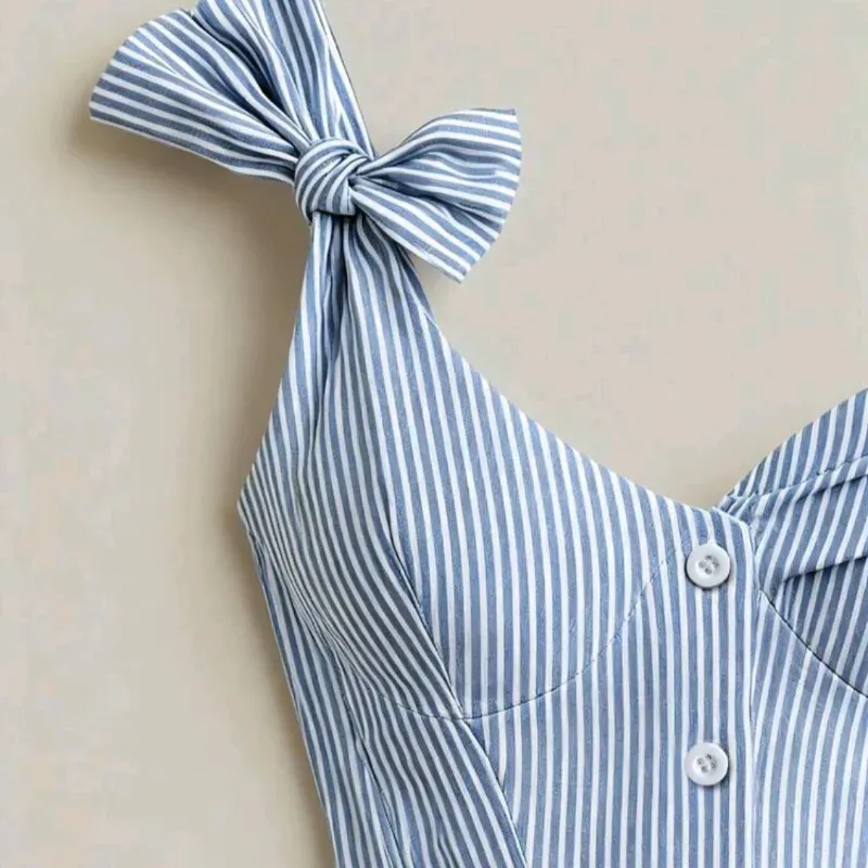 Blusa con volantes y lazo