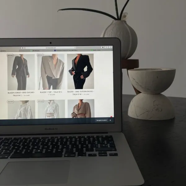 ✨ Karo's Gallery: Tu espacio online para encontrarlo todo ✨

En Karo's Gallery descubrirás mucho más que una tienda online: es un lugar pensado para ti, donde la variedad y el buen gusto se encuentran en cada producto. Aquí podrás encontrar artículos para el hogar, moda, accesorios, detalles únicos y mucho más, todo seleccionado con la intención de hacer tu día a día más práctico, alegre y con estilo.
