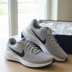 NIKE Revolution 7