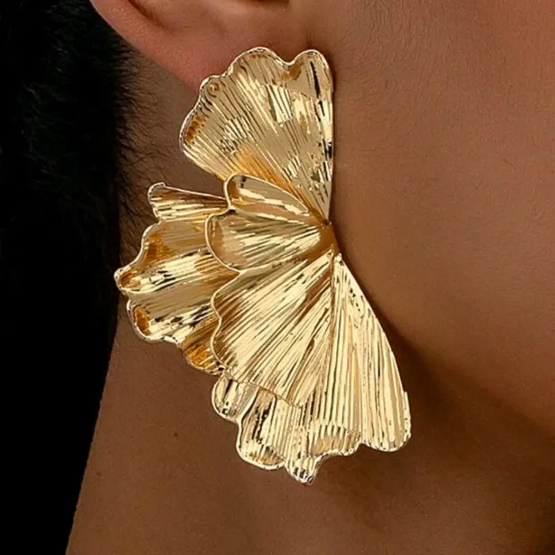 Pendientes con diseño floral.