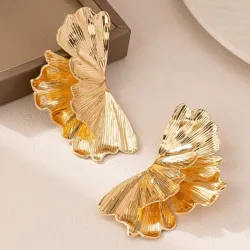 Pendientes con diseño floral.