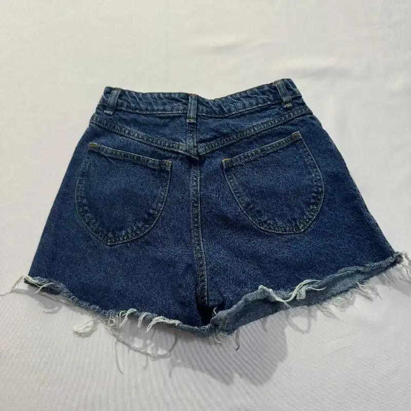 Short de Mezclilla Con Diseño y Deshilachado