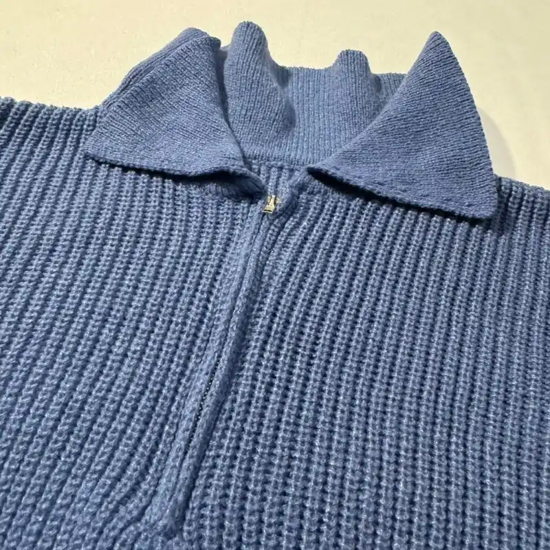 Enguatada Azul de Punto con Ziper y Cuello Alto
