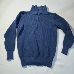 Enguatada Azul de Punto con Ziper y Cuello Alto