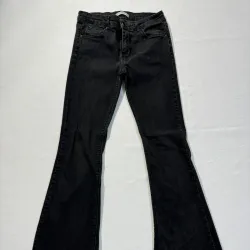 Jean Negro Campana con Bolsillos Detrás