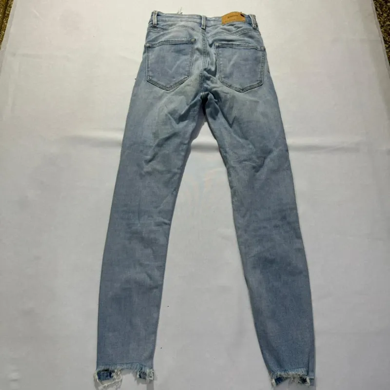 Jean Skinny Ajustado Con Rotos Strad