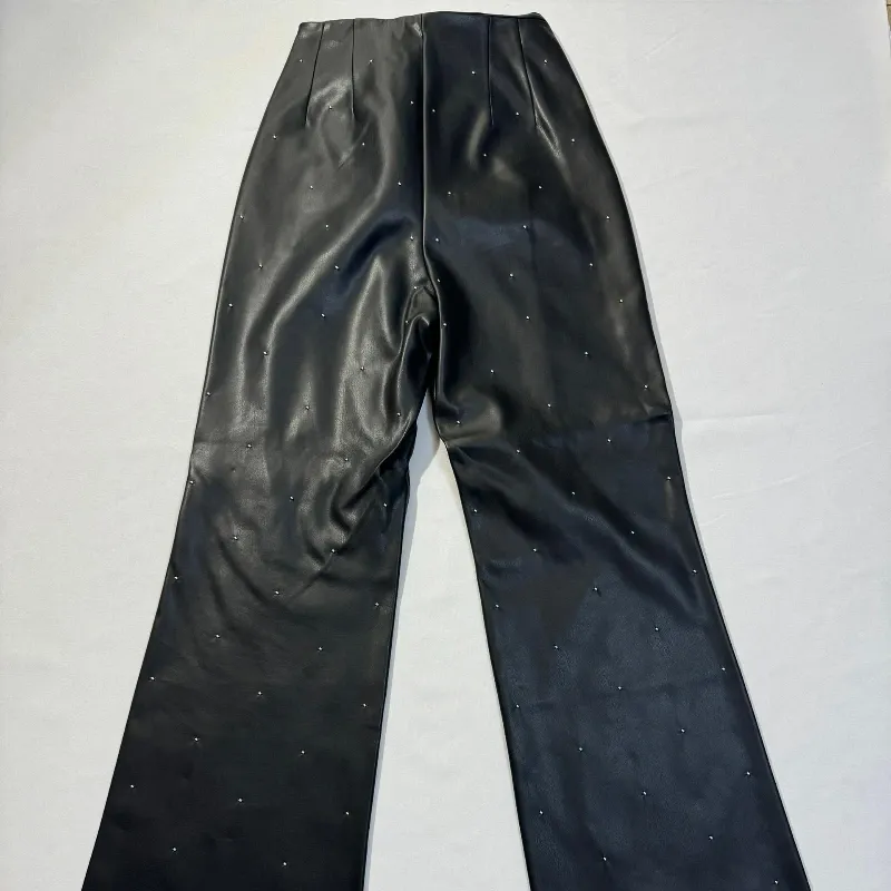 Pantalón de Cuero con Detalle de Perlas