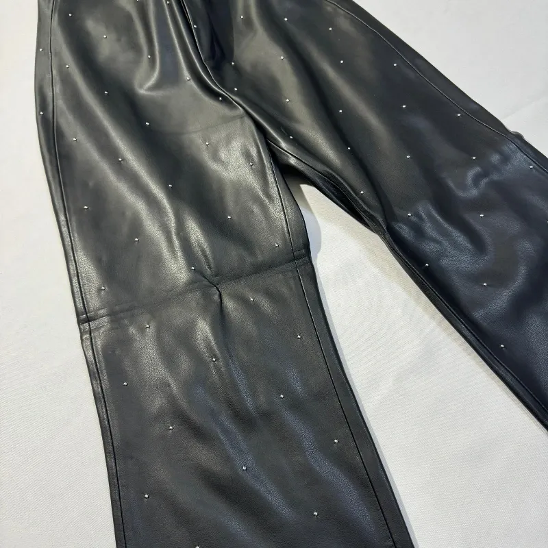 Pantalón de Cuero con Detalle de Perlas