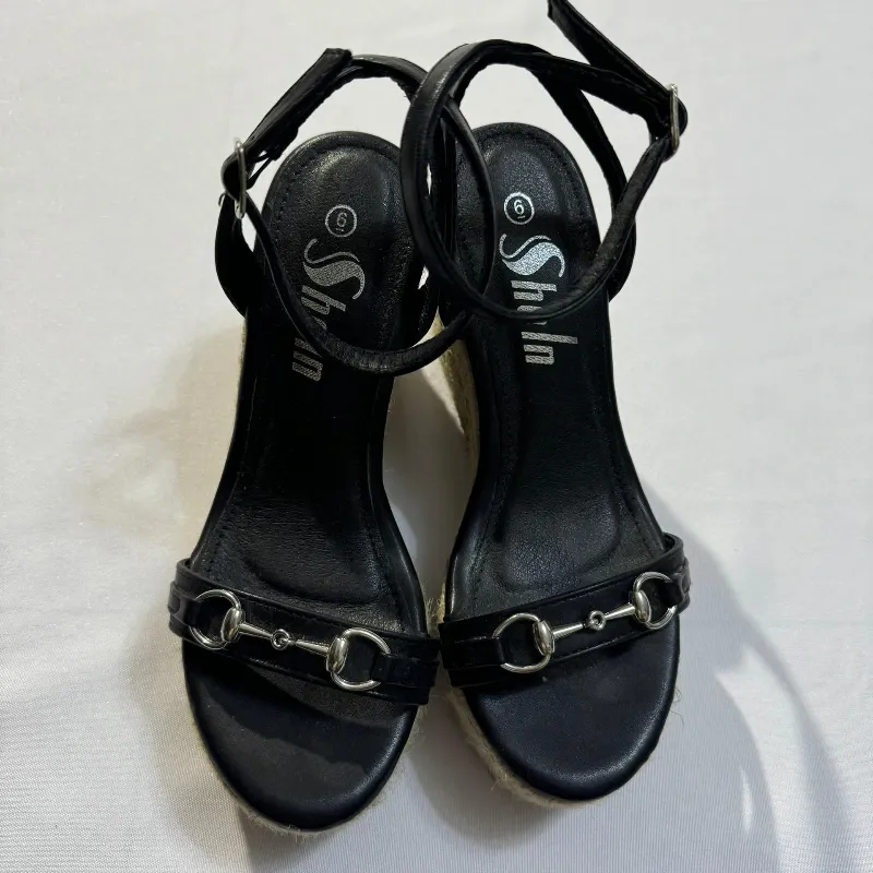 Plataformas Negras con Hebilla Plateada